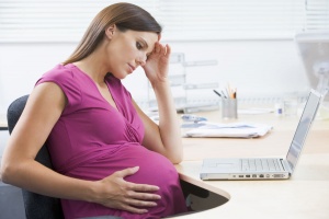 Przedłużenie umowy do dnia porodu a przekształcenie w umowę na czas nieokreślony – zmiany w Kodeksie pracy